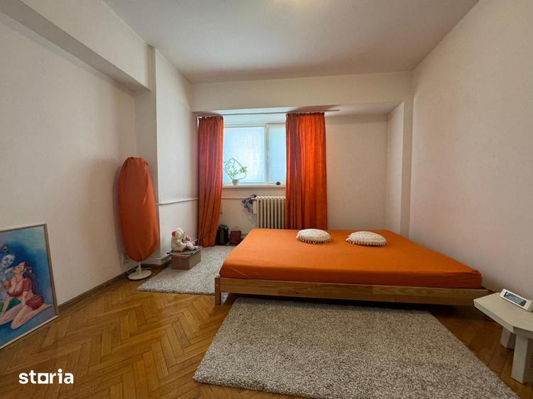 Apartament cu 3 camere semidecomandat în Victoriei