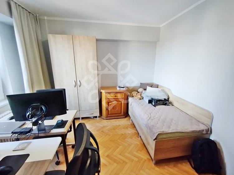 Apartament cu 3 camere decomandat, mobilat în Decebal