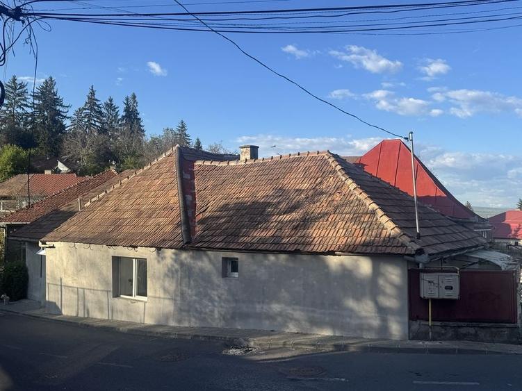 Casă cu 4 camere în Central