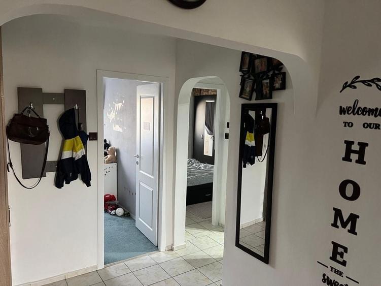 Apartament cu 3 camere decomandat în Lipovei