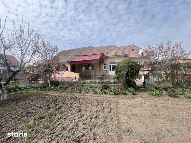 Casă cu 4 camere cu Teren 980 Mp în Central