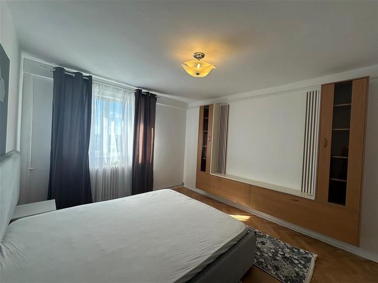 Apartament cu 3 camere semidecomandat, mobilat în Podu Roș