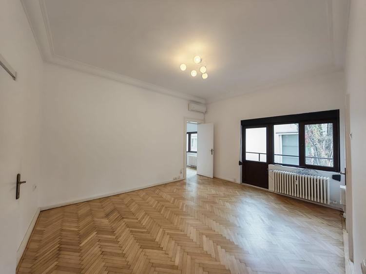 Apartament cu 6 camere nedecomandat în Aviatorilor