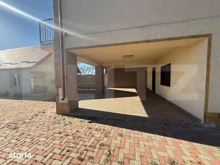 Casă cu 9 camere cu Teren 1000 Mp în Comișani