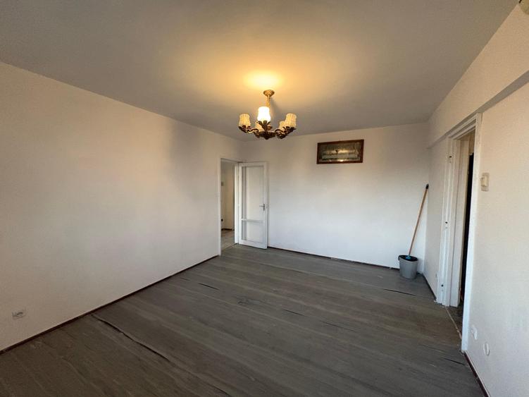 Apartament cu 3 camere semidecomandat în Berceni