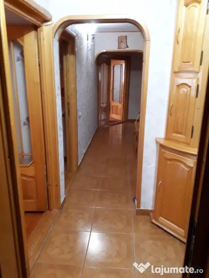 Apartament cu 3 camere semidecomandat în Buzaului