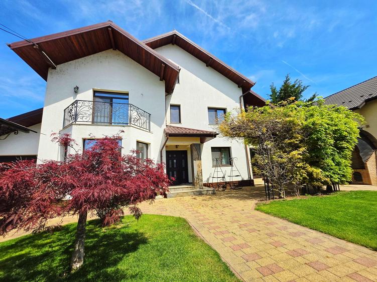 Casă individuală cu 8 camere cu Garaj în Strejnicu