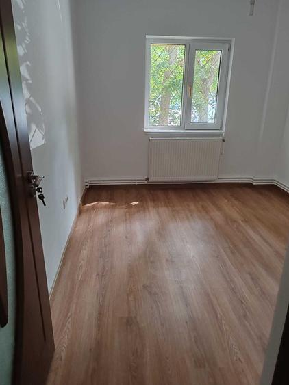Apartament cu 4 camere decomandat în Colentina