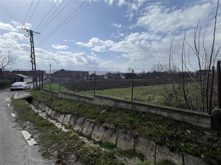 Teren Construcții intravilan de 2261 mp, în Tinăud