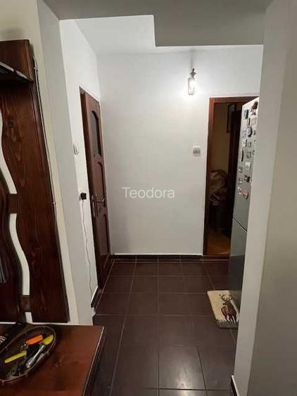 Vand apartament 3 camere decomandat V.Aaron