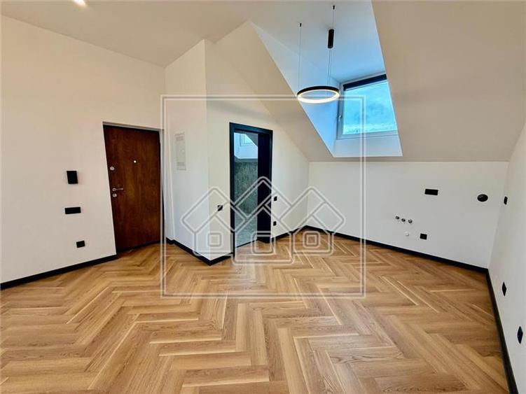 Apartament cu 3 camere nedecomandat, mobilat în Turnișor