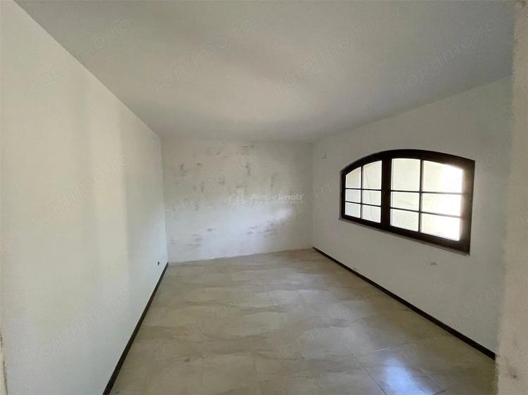 Casă cu 9 camere cu Teren 280 Mp în Petrești