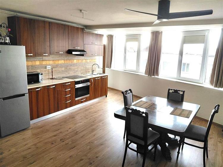 Apartament cu 3 camere decomandat, mobilat în Ultracentral