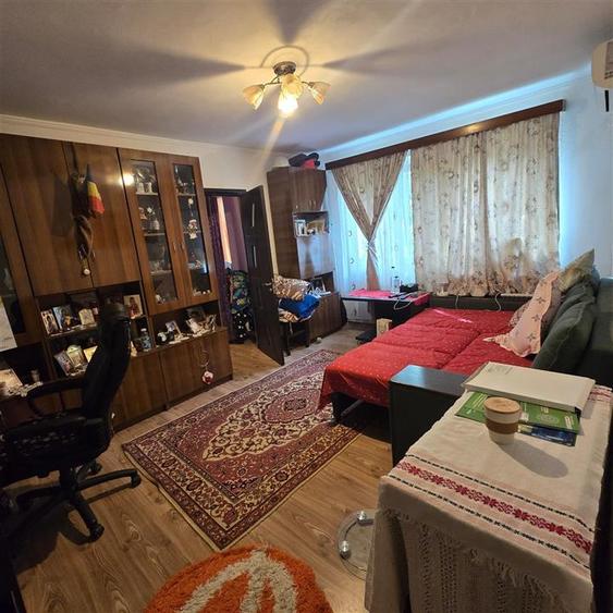 Apartament cu 3 camere semidecomandat în Alexandru cel Bun