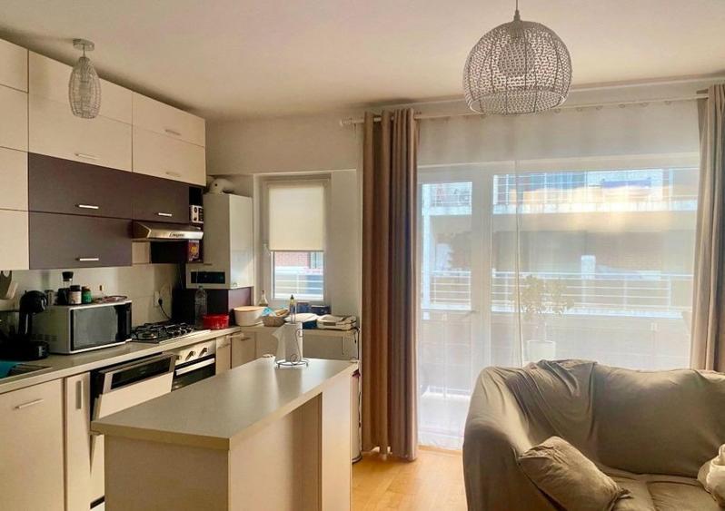 Apartament cu 3 camere semidecomandat, mobilat în Băneasa