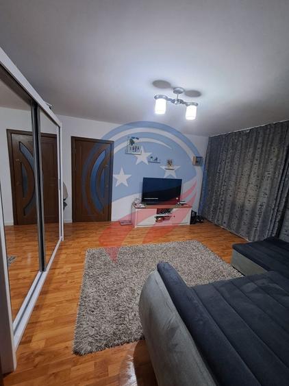 Apartament cu 2 camere semidecomandat, mobilat în Craiovița Nouă
