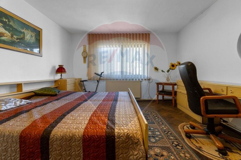 Casă cu 5 camere cu Teren 904 Mp în Sud-Vest
