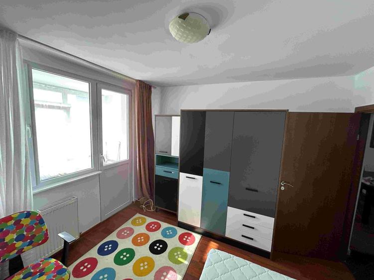 Apartament cu 3 camere semidecomandat în Exterior Vest