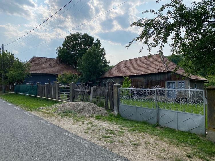 Teren de 2000 mp, în Aiton