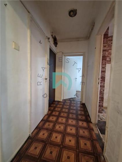 Apartament cu 3 camere semidecomandat în Tractorul