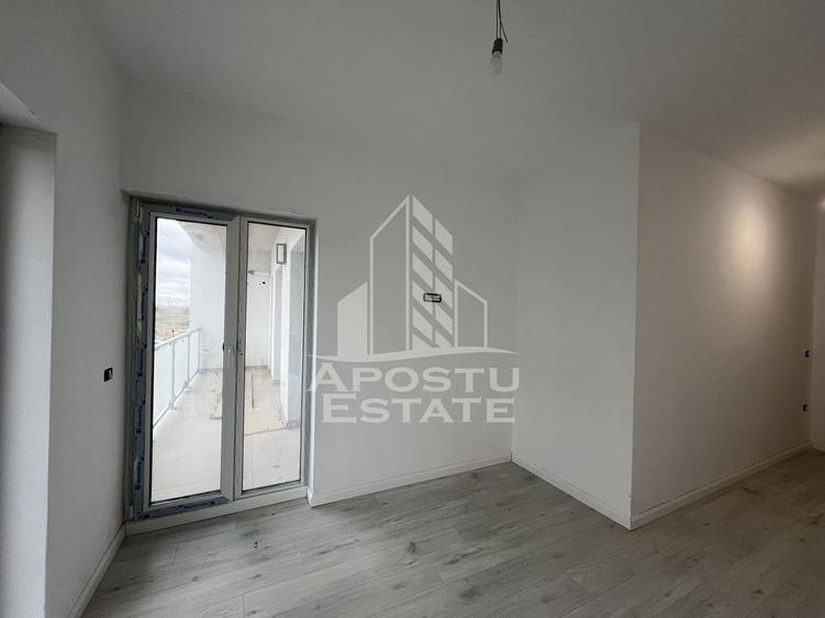 Apartament cu 3 camere semidecomandat în Torontalului