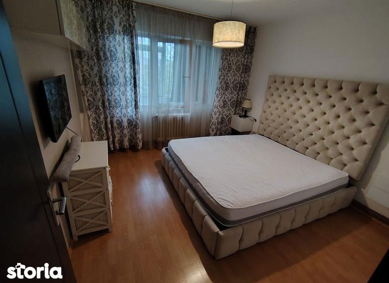 Apartament cu 3 camere semidecomandat în Podu Roș