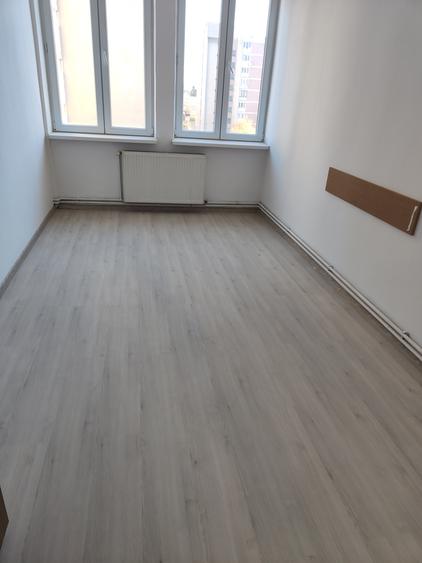 Birou, de 260 mp, în Astra