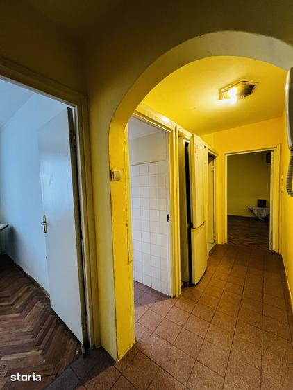 Apartament cu 4 camere semidecomandat în Girocului