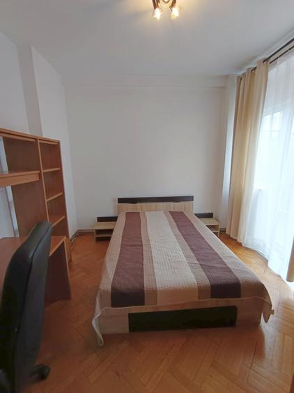 Apartament cu 4 camere semidecomandat, mobilat în Armeneasca