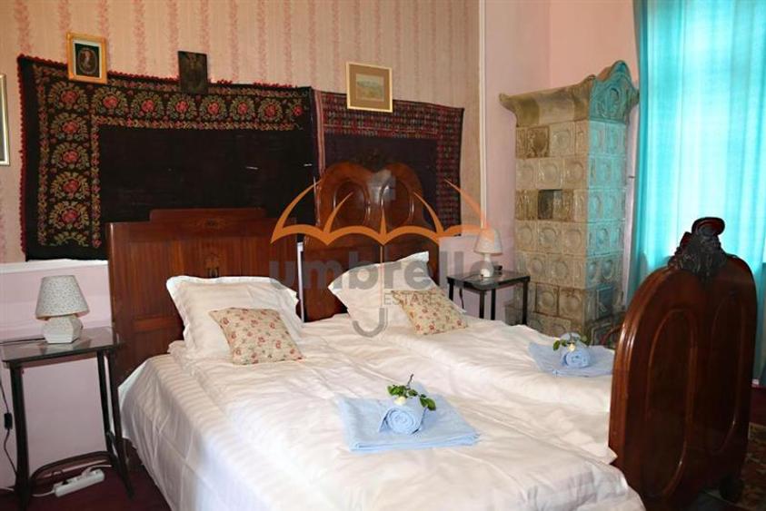 Casă cu 7 camere cu Teren 9948 Mp în Căpățânenii Ungureni