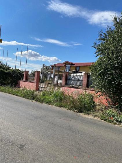 Casă cu 5 camere cu Teren 6700 Mp în Sintești