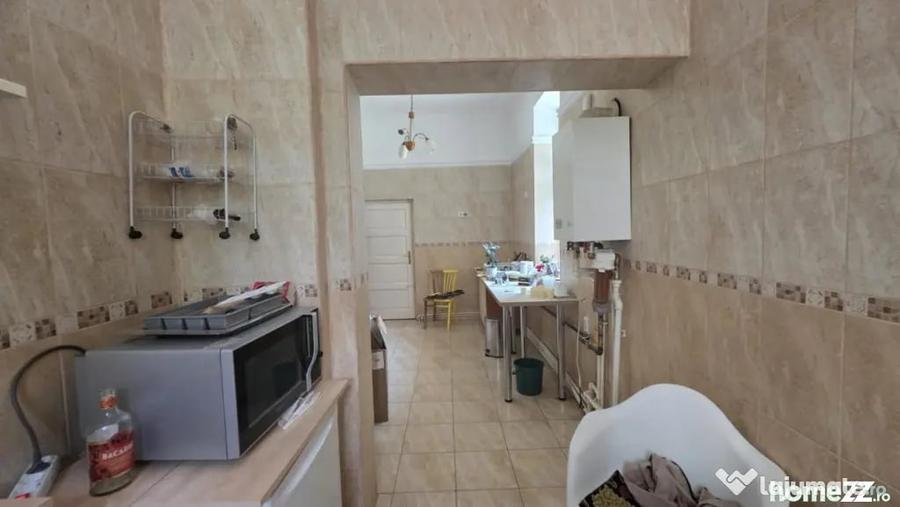 Apartament cu 5 camere decomandat în Moșilor