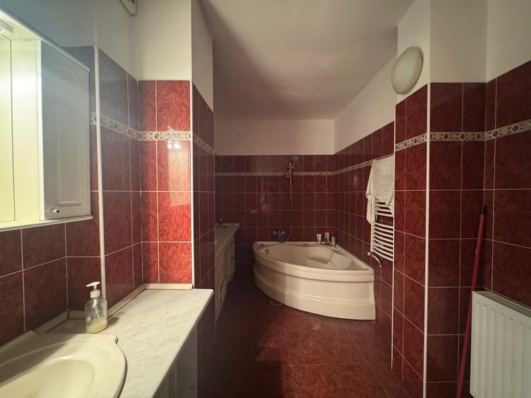 Casă individuală cu 5 camere cu Canalizare în Dorobanți