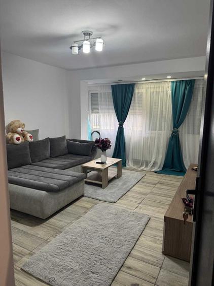 Apartament cu 3 camere semidecomandat în Central