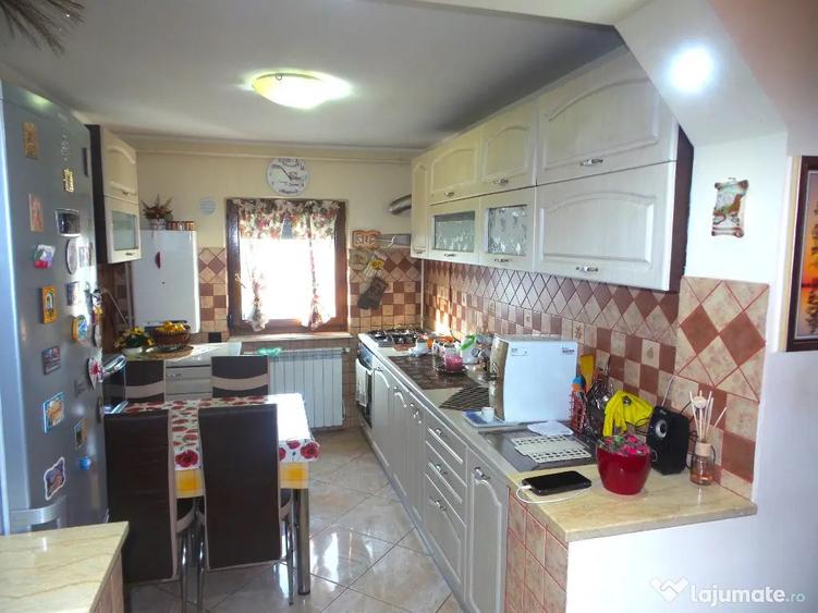 Apartament cu 6 camere decomandat în Central