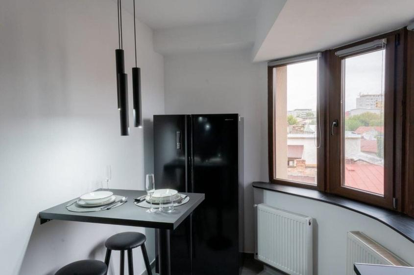 Apartament cu 2 camere semidecomandat, mobilat în Victoriei