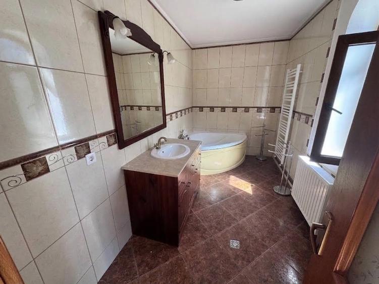 Casă individuală cu 5 camere cu Teren 1612 Mp în Sud
