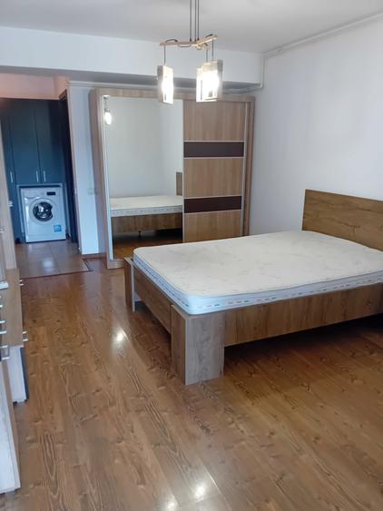 Garsonieră decomandată în Titan