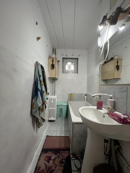 Apartament cu 3 camere nedecomandat, mobilat în Girocului