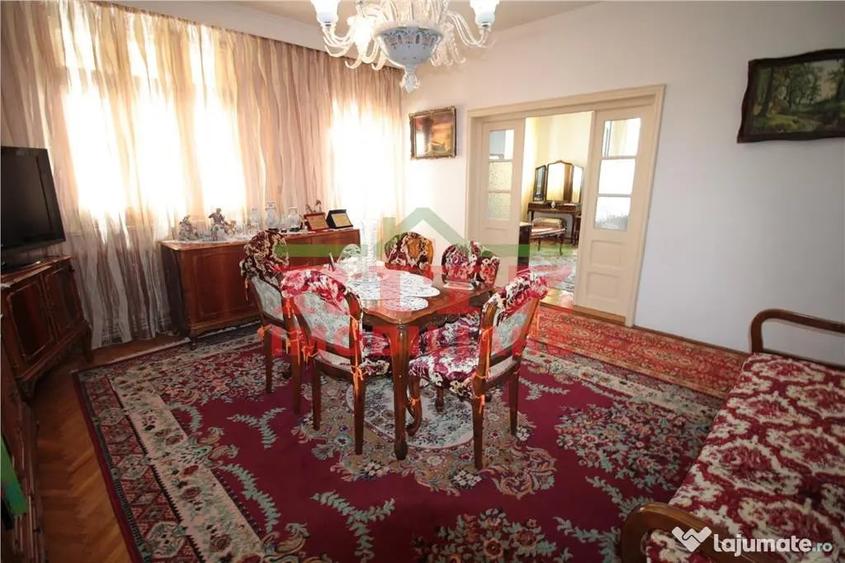 Casă cu 8 camere cu Teren 445 Mp în Orașul de Jos