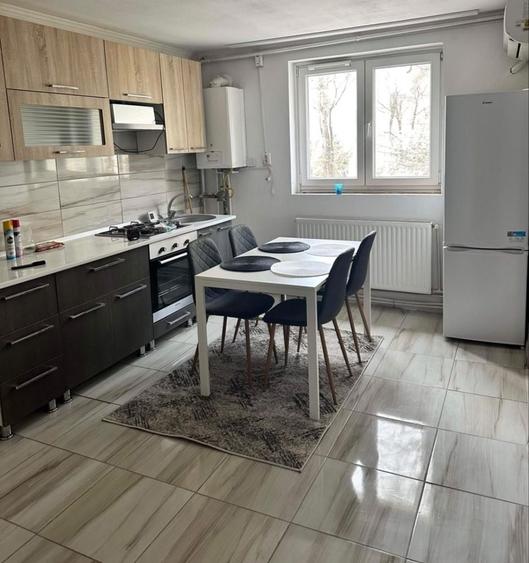 Apartament cu 3 camere decomandat în Baicului
