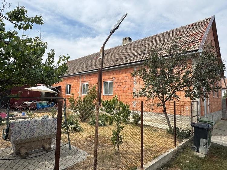 Casă cu 4 camere cu Teren 2800 Mp în Exterior Vest