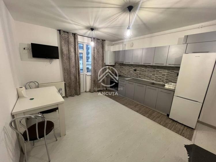 Apartament cu 3 camere semidecomandat în Tăuți