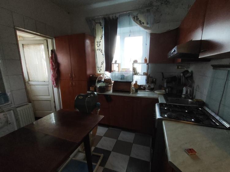Apartament cu 3 camere decomandat, mobilat în Andronache