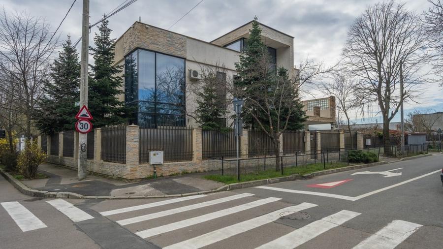 Casă individuală cu 4 camere cu Canalizare în Băneasa
