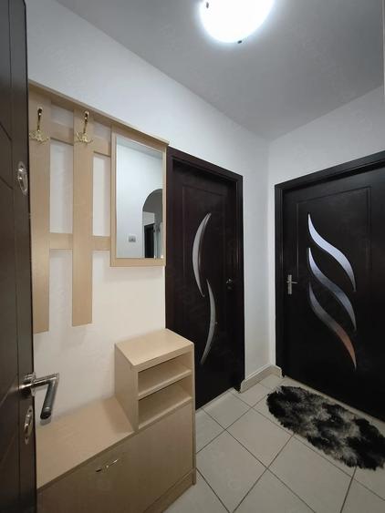 Apartament cu 2 camere semidecomandat în Craiovei