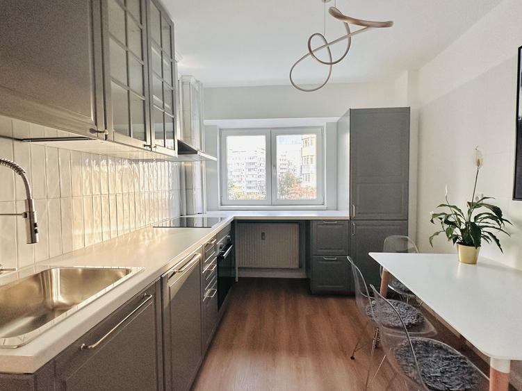 Apartament cu 3 camere semidecomandat în P-ța Victoriei