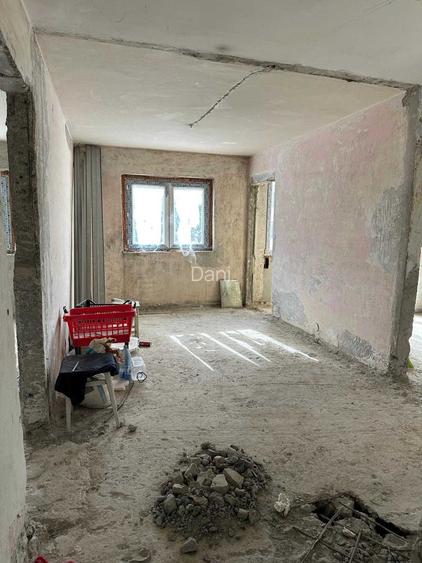 Se vinde apartament 4 camere situat la etajul 3/4 Str Vasile Alexandri (Cocosvar)