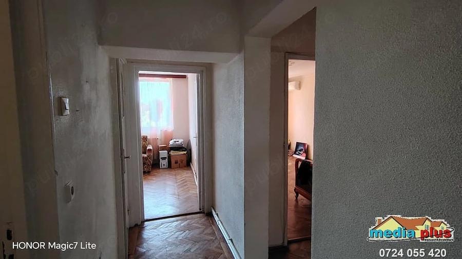 Apartament cu 3 camere decomandat în Piscu
