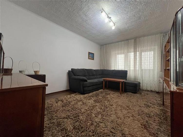 Apartament cu 3 camere decomandat, mobilat în Nicolina